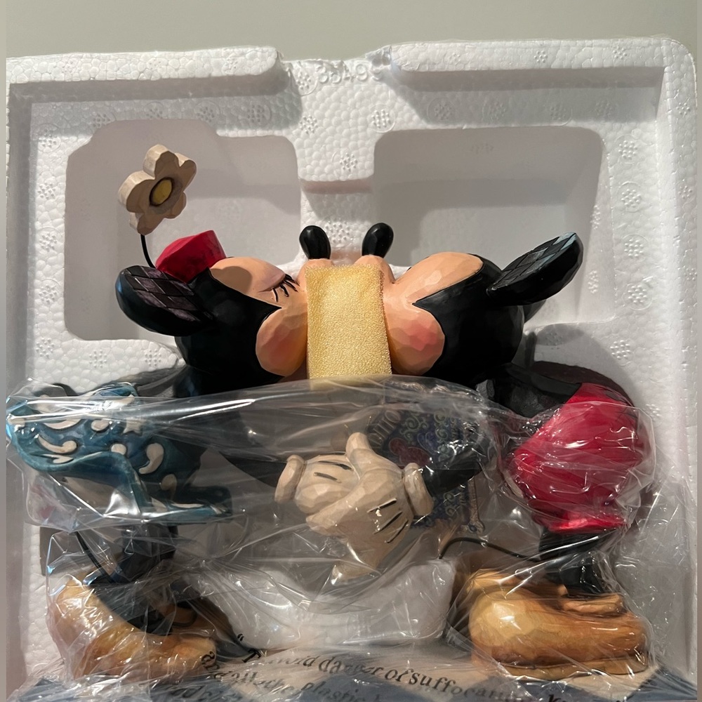 Walt Disney Showcase Collection “Smooch For My Sweetie" Mickey & Minnie Mouse